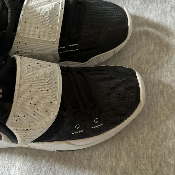 ❤️❤️ NIKE KYRIE 6 TEAM BLACK, SIZE 4.5🥰🥰🥰